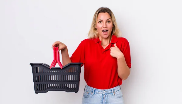 Bionda Bella Donna Sentirsi Felice Indicando Stessi Con Eccitato Concetto — Foto Stock