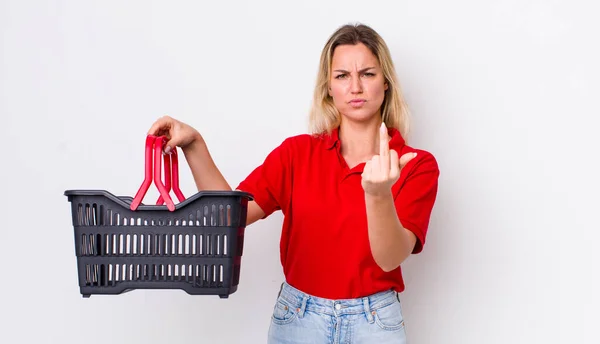 Blonde Hübsche Frau Die Wütend Genervt Rebellisch Und Aggressiv Ist — Stockfoto