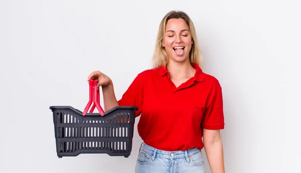 Bionda Bella Donna Con Atteggiamento Allegro Ribelle Scherzando Sporgendo Lingua — Foto Stock