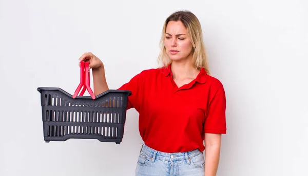 Blonde Mooie Vrouw Voelt Zich Verdrietig Boos Boos Kijkt Naar — Stockfoto