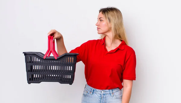 Bionda Bella Donna Sul Profilo Vista Pensando Immaginando Sognando Occhi — Foto Stock