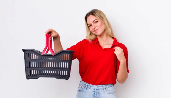 Blonde Mooie Vrouw Zoek Arrogant Succesvol Positief Trots Winkelmandconcept — Stockfoto