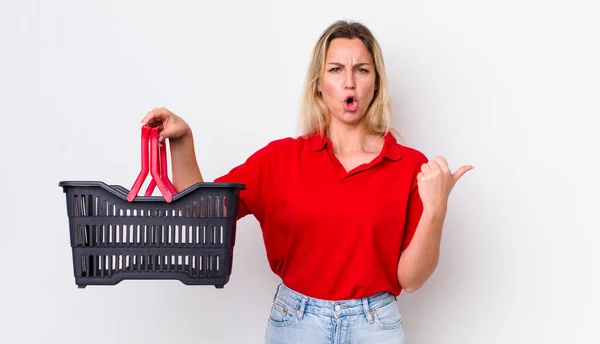 Blonde Pretty Woman Looking Astonished Disbelief Shopping Basket Concept — ストック写真