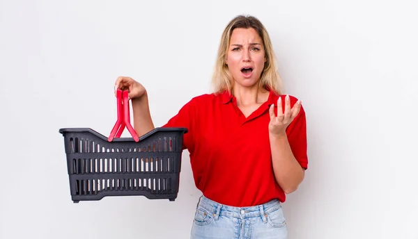 Bionda Bella Donna Che Sembra Disperata Frustrata Stressata Concetto Carrello — Foto Stock