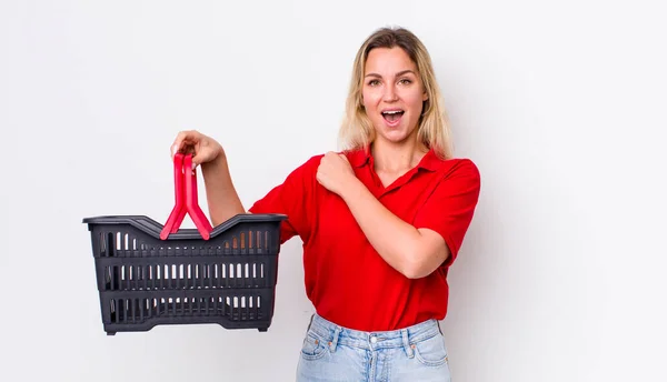 Bionda Bella Donna Sentirsi Felice Fronte Una Sfida Festeggiare Concetto — Foto Stock