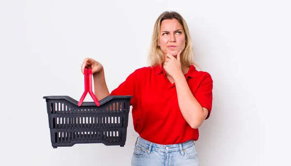 Blonde Mooie Vrouw Denken Gevoel Twijfelachtig Verward Winkelmandconcept — Stockfoto