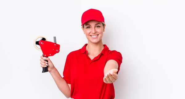 Bionda Bella Donna Sorridente Felicemente Con Amichevole Offrendo Mostrando Concetto — Foto Stock