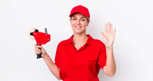 Blonde Mooie Vrouw Glimlachend Gelukkig Zwaaiende Hand Verwelkomen Groeten Werknemersconcept — Stockfoto