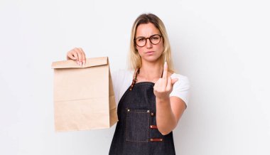 Sarışın, güzel bir kadın sinirli, sinirli, asi ve agresif hissediyor. teslimat paket servis kavramı