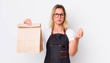 Sarışın, güzel bir kadın kapiş ya da para hareketi yapıyor, sana ödemeni söylüyor. teslimat paket servis kavramı