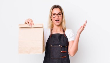 Sarışın, güzel bir kadın kendini mutlu hissediyor. Bir çözüm ya da fikir bulduğuna şaşırıyor. teslimat paket servis kavramı