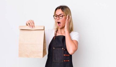 Sarışın, güzel bir kadın mutlu, heyecanlı ve şaşırmış hissediyor. teslimat paket servis kavramı