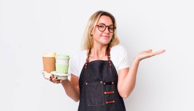 Sarışın, güzel kadın şaşkın, şaşkın ve şüpheci hissediyor. kahve konseptini kaldır.