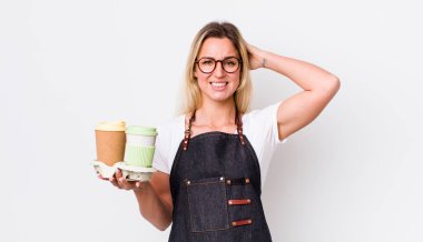 Sarışın, güzel bir kadın stresli, endişeli ya da korkmuş, elleri başının üstünde. kahve konseptini kaldır.