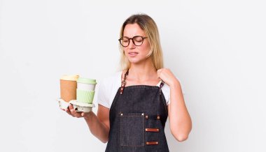 Sarışın, güzel bir kadın stresli, endişeli, yorgun ve hayal kırıklığına uğramış hissediyor. kahve konseptini kaldır.