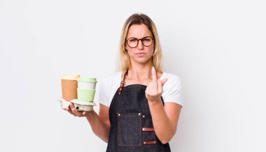 Sarışın, güzel bir kadın sinirli, sinirli, asi ve agresif hissediyor. kahve konseptini kaldır.