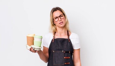 Sarışın, güzel kadın kafası karışık ve şaşkın hissediyor. kahve konseptini kaldır.