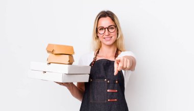 Sarışın, güzel bir kadın seni seçen kamerayı işaret ediyor. Fast food konseptini kaldır.