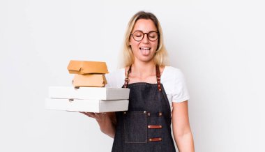 Sarışın, güzel, neşeli ve asi tavırlı, şaka yapan ve dilini dışarı çıkaran bir kadın. Fast food konseptini kaldır.