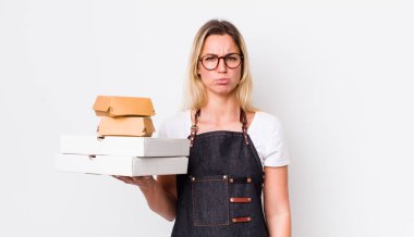 Sarışın, güzel bir kadın üzgün ve mızmızlanıyor. Mutsuz bir bakışı var ve ağlıyor. Fast food konseptini kaldır.