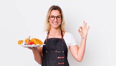 Sarışın, güzel bir kadın kendini mutlu hissediyor. Onayını veriyor. Waffle konsepti