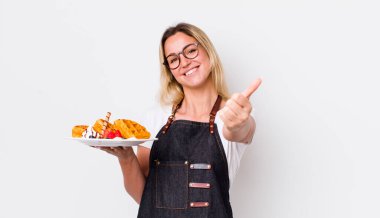 Sarışın, güzel bir kadın gururlu, olumlu gülümsüyor. Waffle konsepti