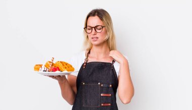 Sarışın, güzel bir kadın stresli, endişeli, yorgun ve hayal kırıklığına uğramış hissediyor. Waffle konsepti