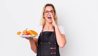 Sarışın, güzel bir kadın kendini mutlu hissediyordu. Elleri ağzının kenarında bağırıyordu. Waffle konsepti
