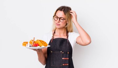 Sarışın, güzel bir kadın mutlu bir şekilde gülümsüyor ve hayal kuruyor. Waffle konsepti