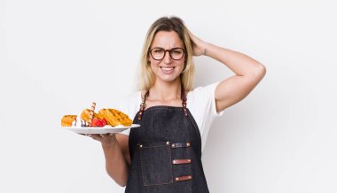 Sarışın, güzel bir kadın stresli, endişeli ya da korkmuş, elleri başının üstünde. Waffle konsepti