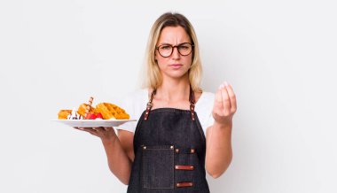 Sarışın, güzel bir kadın kapiş ya da para hareketi yapıyor, sana ödemeni söylüyor. Waffle konsepti