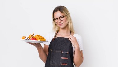 Sarışın, güzel bir kadın kibirli, başarılı, pozitif ve gururlu görünüyor. Waffle konsepti