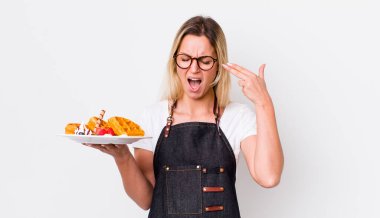 Sarışın, güzel bir kadın mutsuz ve stresli görünüyor, intihar jesti silah işareti yapıyor. Waffle konsepti