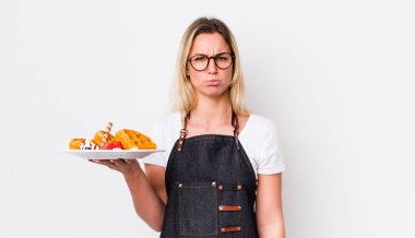 Sarışın, güzel bir kadın üzgün ve mızmızlanıyor. Mutsuz bir bakışı var ve ağlıyor. Waffle konsepti