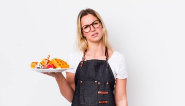 Sarışın, güzel kadın kafası karışık ve şaşkın hissediyor. Waffle konsepti