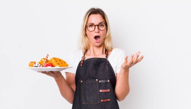 Sarışın, güzel bir kadın son derece şaşırmış ve şok olmuş hissediyor. Waffle konsepti