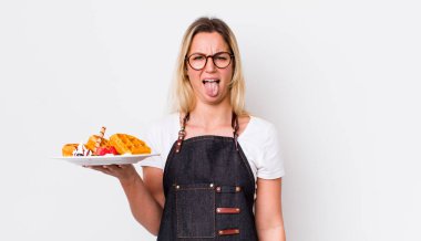 Sarışın, güzel bir kadın. İğrenmiş, rahatsız olmuş ve dilsiz hissediyor. Waffle konsepti