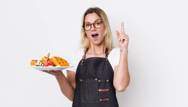 Sarışın, güzel bir kadın bir fikri fark ettikten sonra mutlu ve heyecanlı bir dahi gibi hissediyor. Waffle konsepti