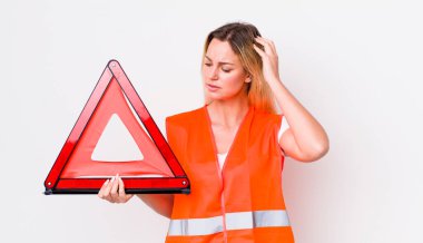 Sarışın, güzel bir kadın mutlu bir şekilde gülümsüyor ve hayal kuruyor. araba üçgeni kaza konsepti