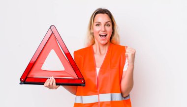 Sarışın, güzel bir kadın şokta, gülüyor ve başarıyı kutluyor. araba üçgeni kaza konsepti