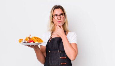 Sarışın, güzel, düşünceli, kuşkulu ve kafası karışık bir kadın. Waffle konsepti