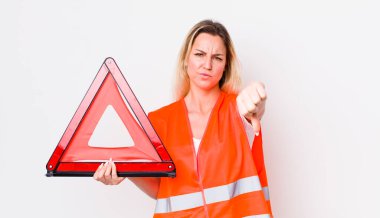 Sarışın, güzel bir kadın kendini kötü hissediyor, baş parmağını kaldırıyor. araba üçgeni kaza konsepti