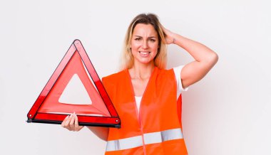 Sarışın, güzel bir kadın stresli, endişeli ya da korkmuş, elleri başının üstünde. araba üçgeni kaza konsepti