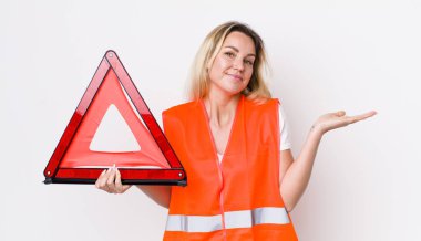 Sarışın, güzel kadın şaşkın, şaşkın ve şüpheci hissediyor. araba üçgeni kaza konsepti