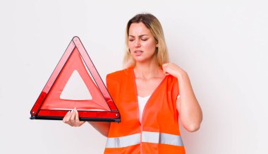 Sarışın, güzel bir kadın stresli, endişeli, yorgun ve hayal kırıklığına uğramış hissediyor. araba üçgeni kaza konsepti