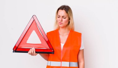 Sarışın, güzel bir kadın üzgün, üzgün ya da kızgın ve yana bakıyor. araba üçgeni kaza konsepti