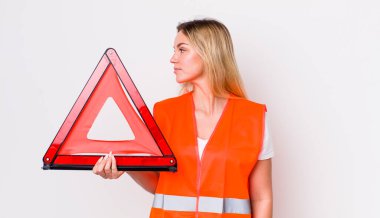 Profil bakışlı sarışın güzel kadın hayal mi kuruyor yoksa hayal mi kuruyor? araba üçgeni kaza konsepti