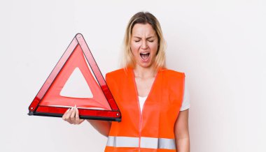 Sarışın, güzel bir kadın agresif bir şekilde bağırıyor, çok kızgın görünüyor. araba üçgeni kaza konsepti