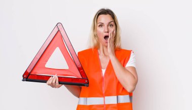 Sarışın, güzel bir kadın şok olmuş ve korkmuş hissediyor. araba üçgeni kaza konsepti