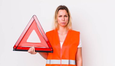 Sarışın, güzel bir kadın üzgün ve mızmızlanıyor. Mutsuz bir bakışı var ve ağlıyor. araba üçgeni kaza konsepti